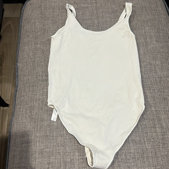 Skims Essential Scoop Neck Bodysuit - Picture 4 of 5